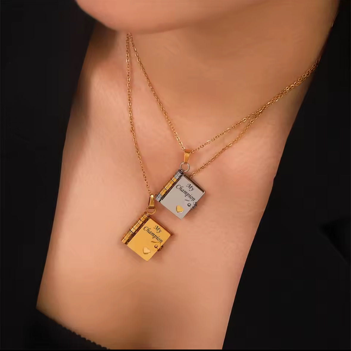 My Champion mini bogmedaljon-halskæde — to-tonet inspirerende vedhæng med graveret besked ✨📖💖 | Perfekt gave til hende 🎁