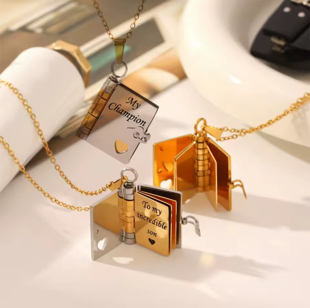 My Champion mini bogmedaljon-halskæde — to-tonet inspirerende vedhæng med graveret besked ✨📖💖 | Perfekt gave til hende 🎁