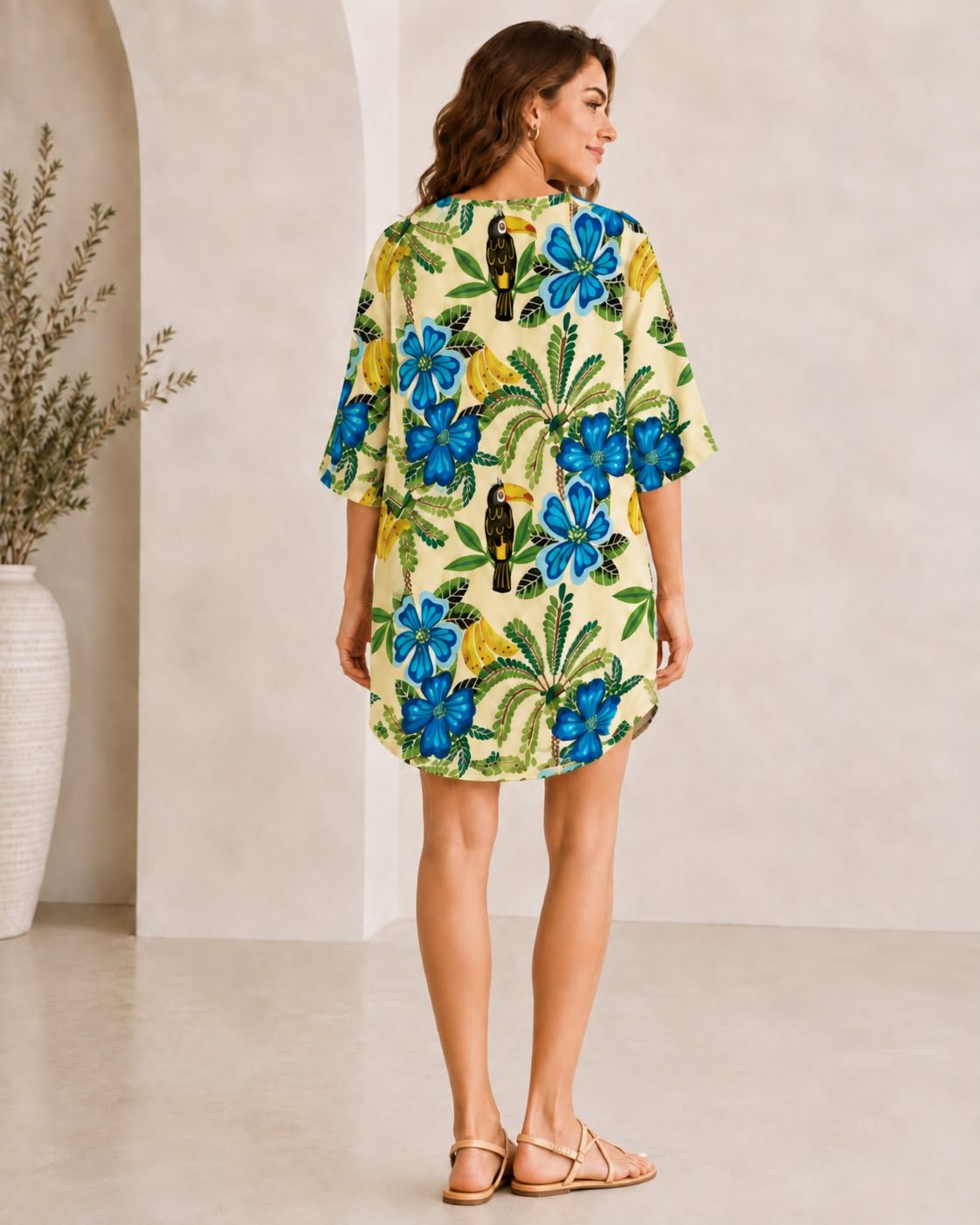 Kjole med toucan- og blomstermotiv - The Trend Haven